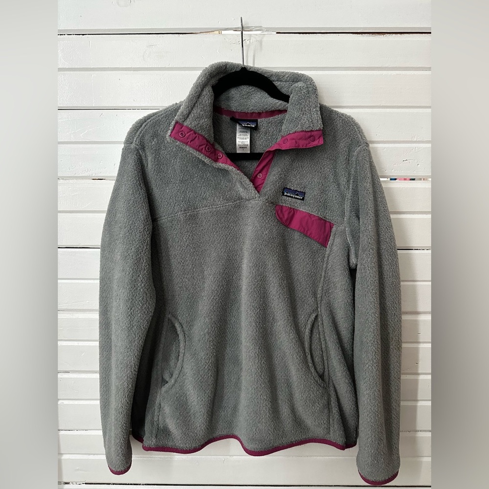 Pre-Owned Patagonia jacket. Grey with pink. Pockets. In GREAT condition.